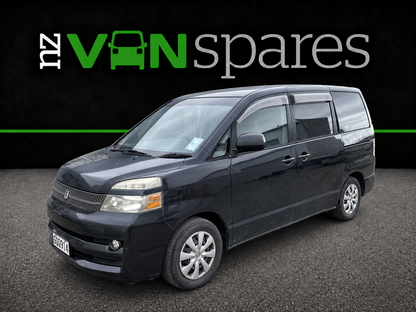 TOYOTA VOXY (AZR60) 2004