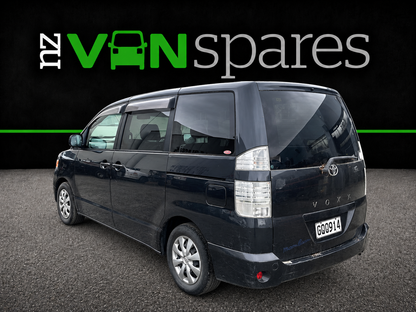 TOYOTA VOXY (AZR60) 2004