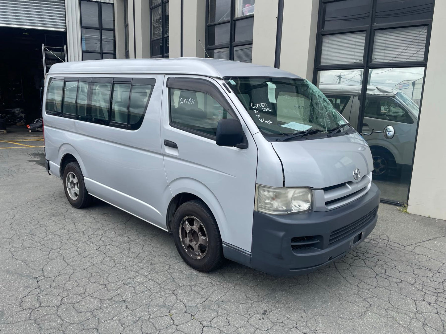 TOYOTA HIACE (TRH214) 2005