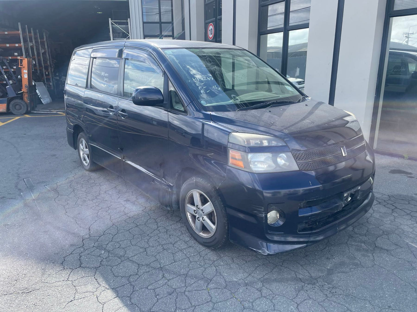 TOYOTA VOXY (AZR60) 2005