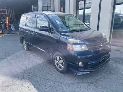 TOYOTA VOXY (AZR60) 2005