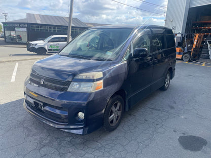 TOYOTA VOXY (AZR60) 2005