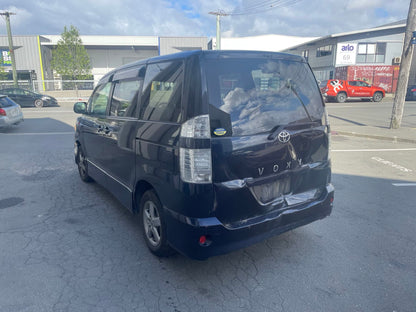 TOYOTA VOXY (AZR60) 2005