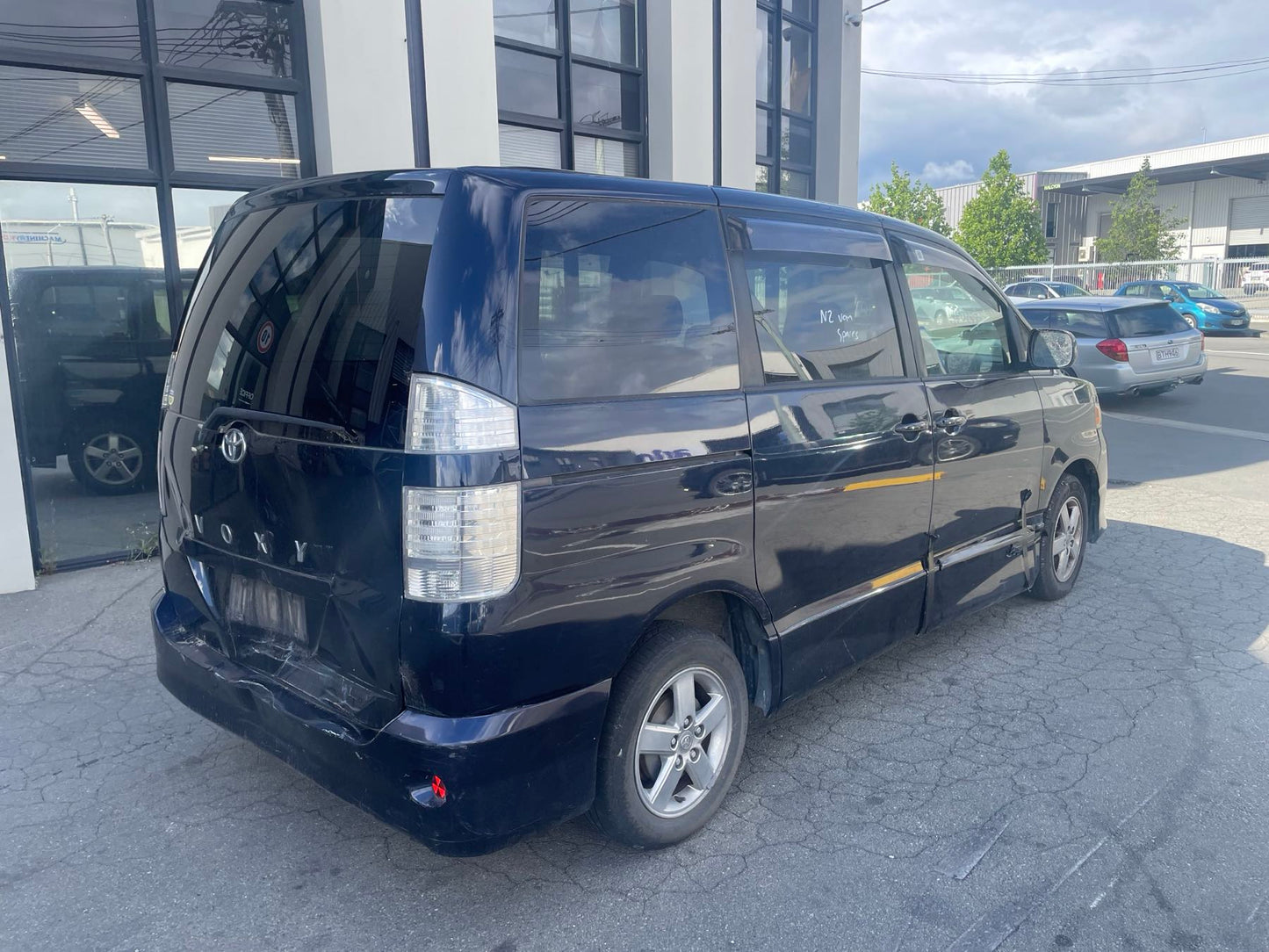 TOYOTA VOXY (AZR60) 2005