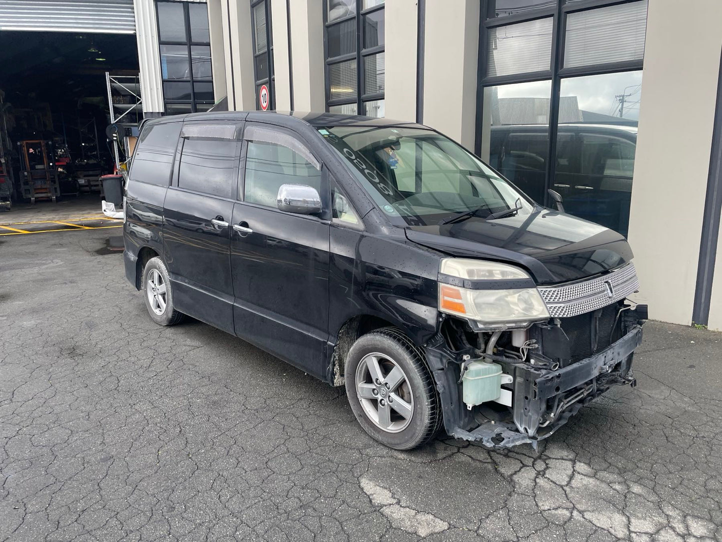 TOYOTA VOXY (AZR60) 2006