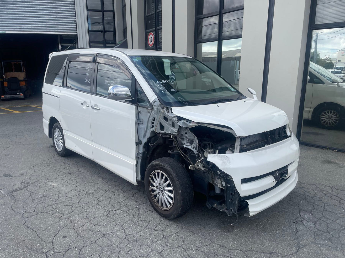 TOYOTA VOXY (AZR60) 2007