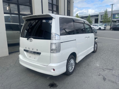 TOYOTA VOXY (AZR60) 2007