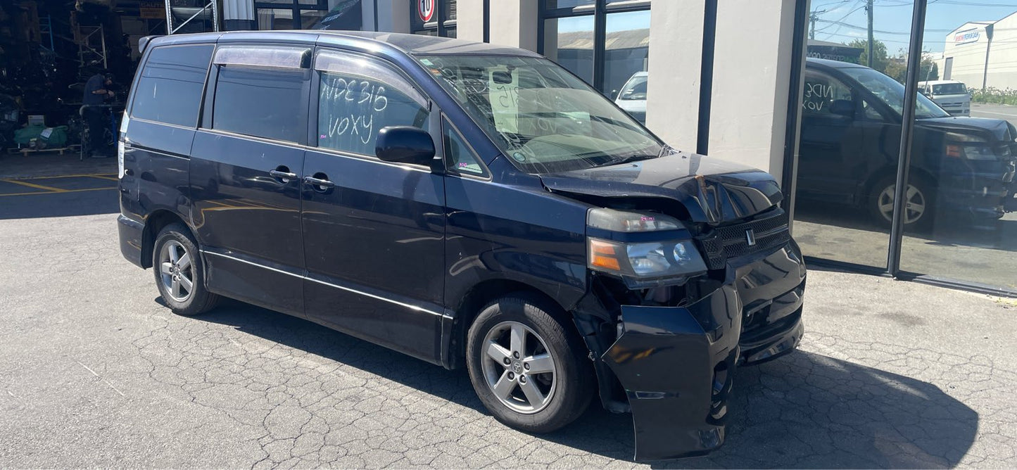 TOYOTA VOXY (AZR60) 2004