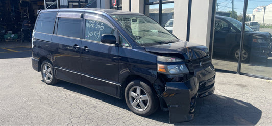 TOYOTA VOXY (AZR60) 2004