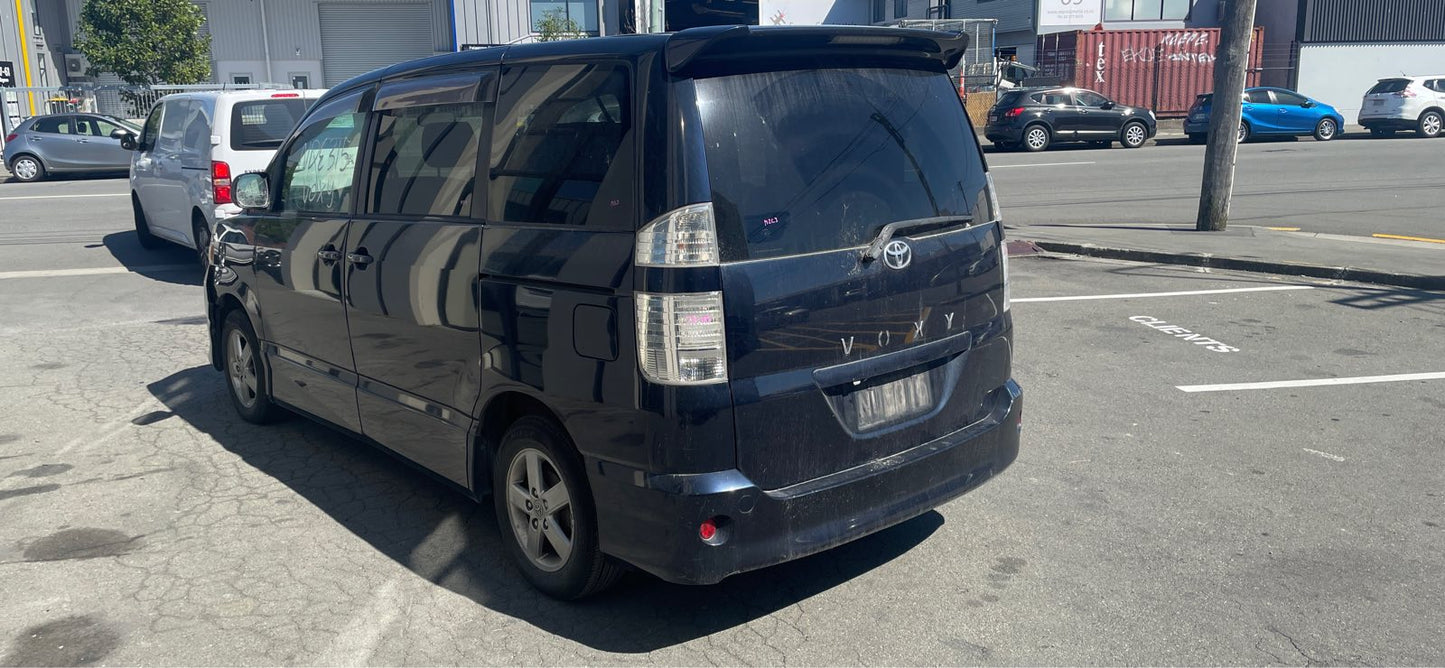 TOYOTA VOXY (AZR60) 2004