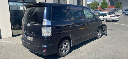 TOYOTA VOXY (AZR60) 2004